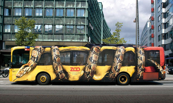 Illusion optique d'un bus écrasé par un serpent constricteur