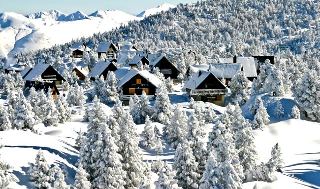 Chalets enneigés dans la montagne